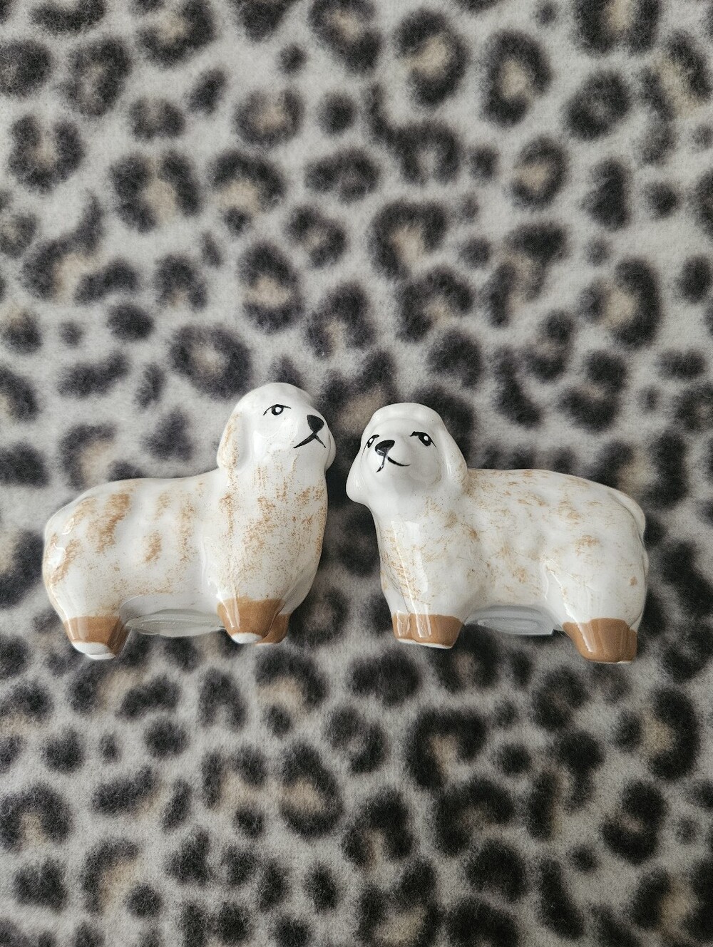 2022 Cracker Barrel Pair of Ceramic Sheep Salt & Pepper Shakers - White/Tan NWT